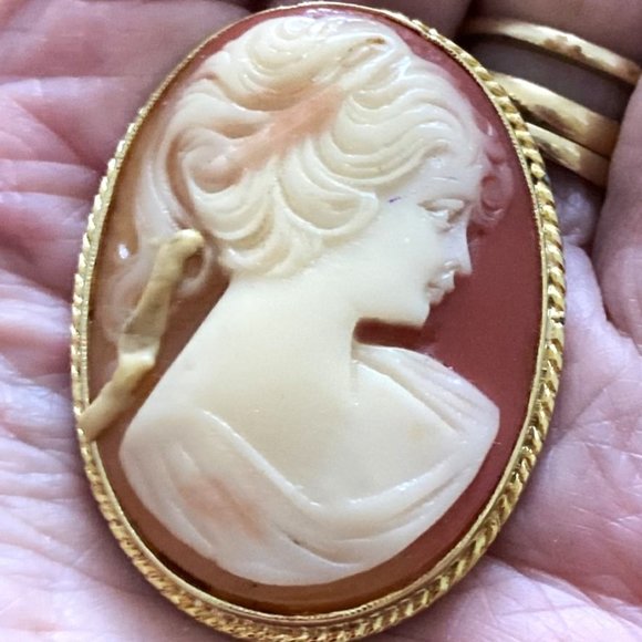 Finely detailed vintage cameo & sparkling bar brooch both signed Sphinx - Picture 3 of 7